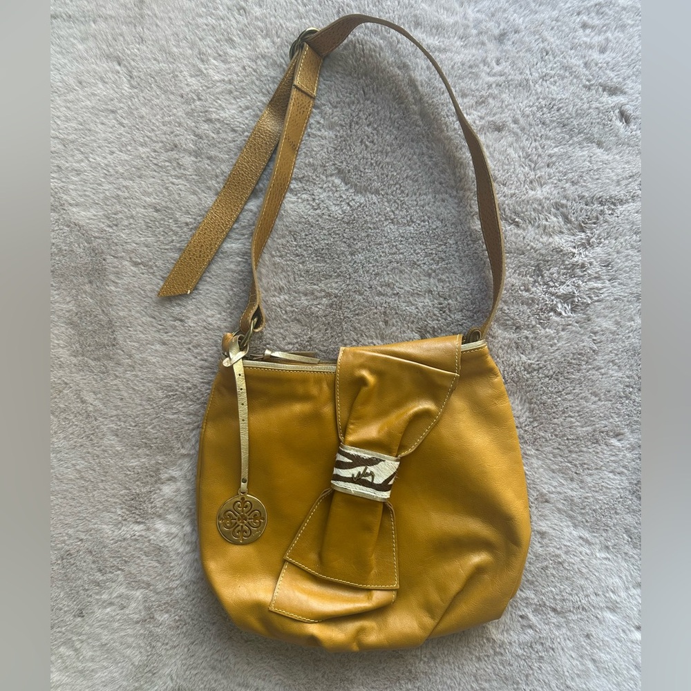 VÉLEZ Leather Elegant Mustard Yellow Shoulder Bag
